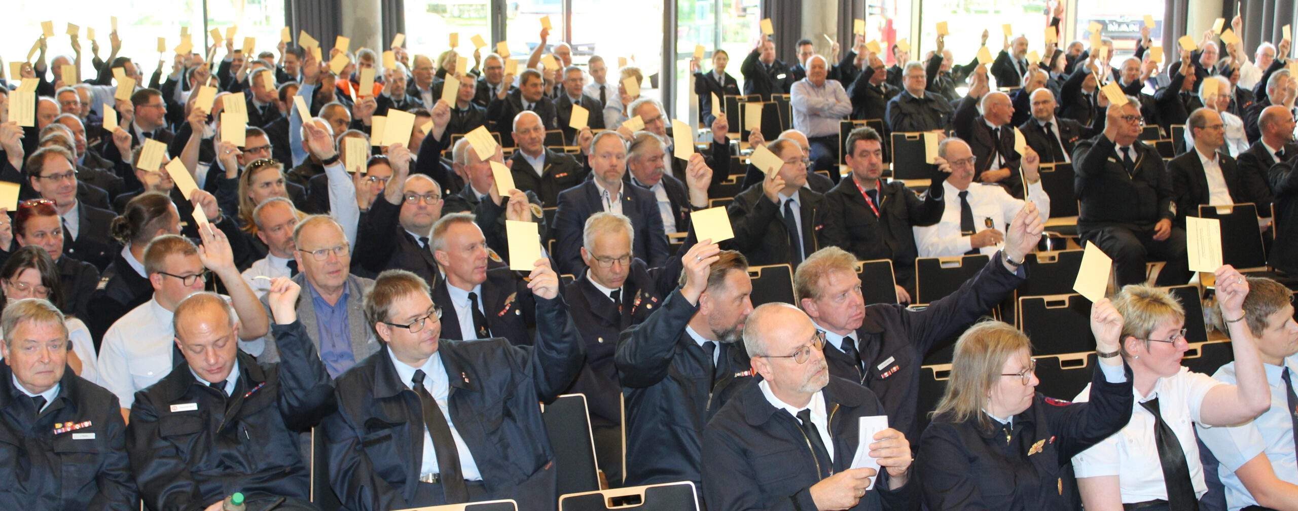 Eine Vielzahl von Delegierten erhob in der Verbandsversammlung des Kreisfeuerwehrverbandes in Bad Soden ihre Stimmkarten.